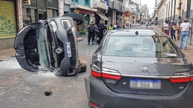 Así quedó el auto volcado sobre calle San Jerónimo 2.100