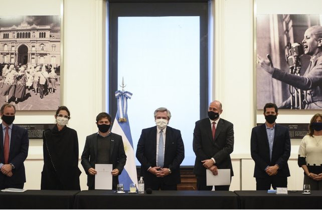 Cómo es el estricto protocolo del gobernador para no contagiarse el Covid-19