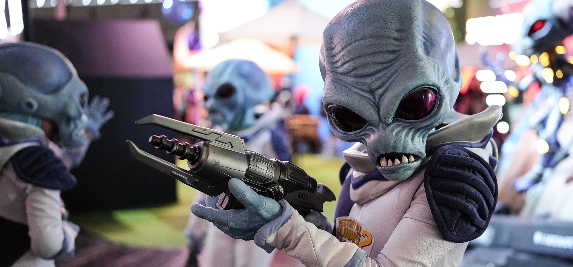 Una figura de fantasía promociona un videojuego en la feria de juegos de computadora Gamescom en Colonia, Alemania.
