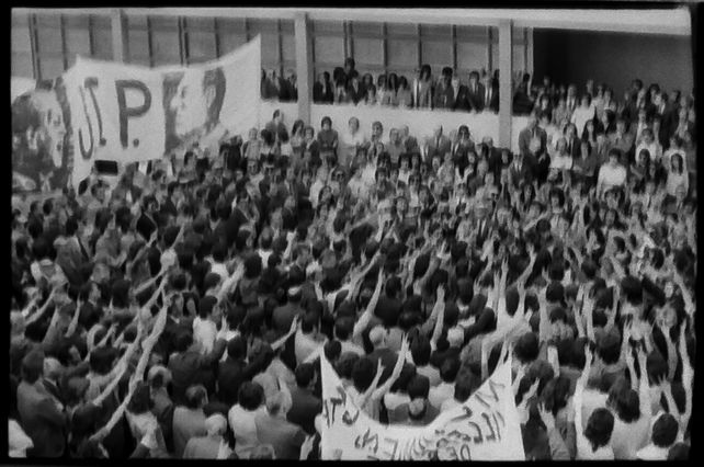 La vida por Perón. Una multitud integrada por militantes de la Unión de Estudiantes Secundarios (UES), la Juventud Peronista, la Juventud Universitaria Peronista y grupos de organizaciones políticas de la época despidieron al reconocido dirigente Constantino Razzetti.