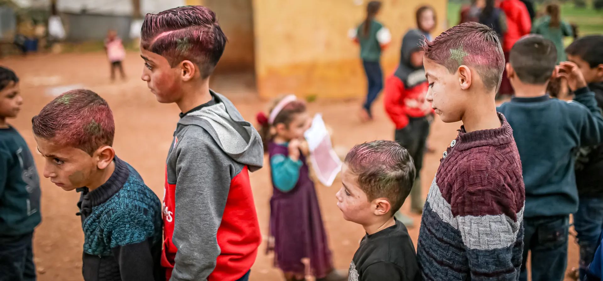 Idlib, Siria. Un grupo de niños muestran sus nuevos peinados con la bandera marroquí, para celebrar que el país llegó a la semifinal de la Copa del Mundo. Fotografía: Muhammed Said/Agencia Anadolu/Getty Images