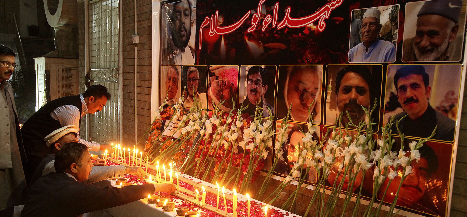Personas de la comunidad cristiana encienden velas junto a los retratos de las víctimas del atentado suicida del 4 de marzo en la mezquita chiíta de Kusha Kisaldar, en Peshawar, Pakistán. En el noroeste de Pakistán, los restos de un terrorista suicida del Estado Islámico aún son visibles en las otrora ornamentadas paredes de una mezquita donde el mes pasado murieron más de 63 fieles mientras oraban arrodillados.
