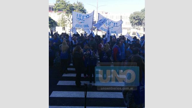 UPCN se movilizó a Casa de Gobierno en rechazo de la propuesta salarial del Gobierno