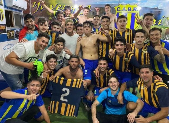 Los auriazules de Bernardino Rivadavia y una alegría que los pone en carrera a los playoffs.