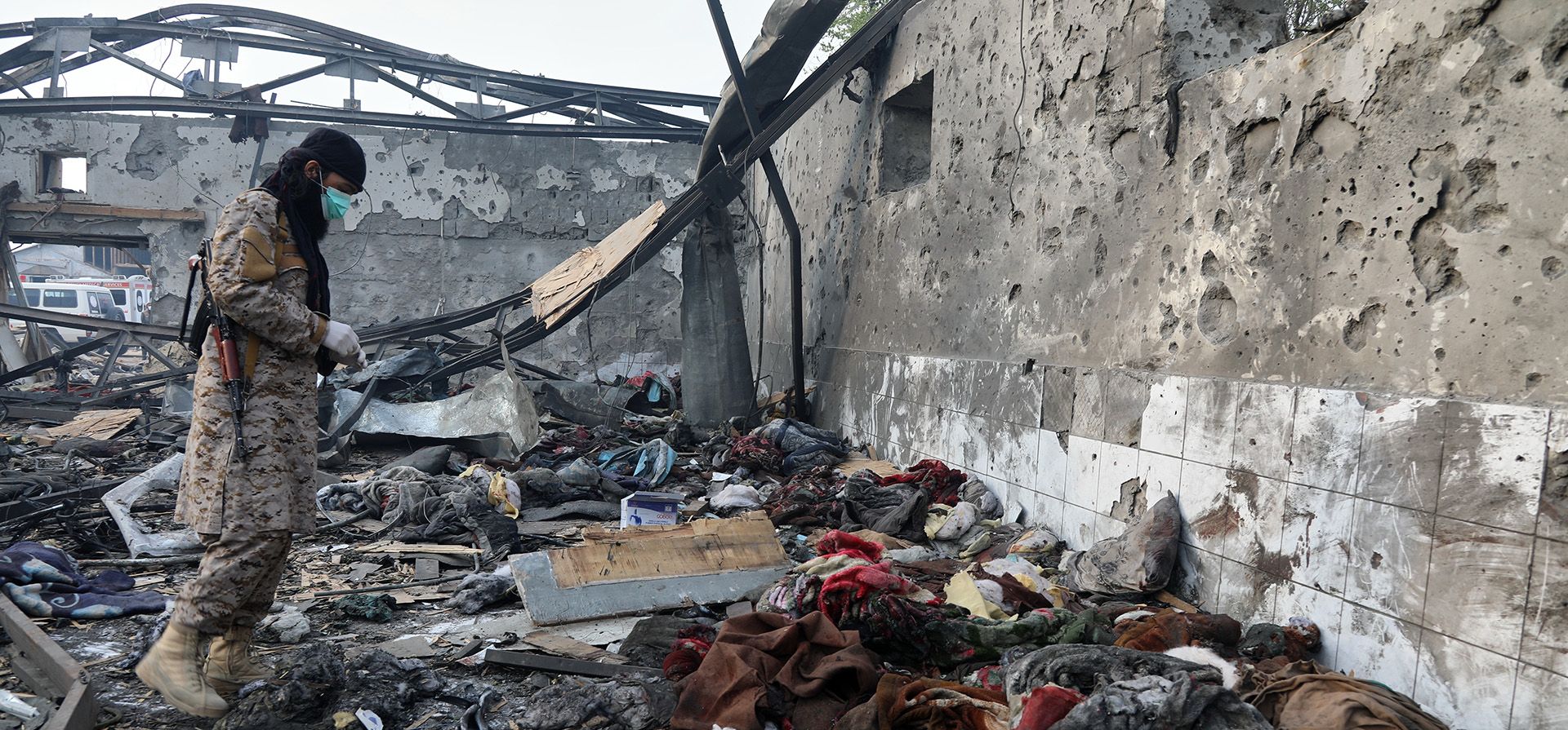 Allah Mohammad Farooq, miembro de un equipo de rescate talibán, inspecciona el lugar del ataque aéreo ocurrido a última hora del lunes en un hospital de rehabilitación de drogadictos en Kabul, Afganistán. (Foto AP/Siddiqullah Alizai, archivo) Allah Mohammad Farooq, miembro de un equipo de rescate talibán, inspecciona el lugar del ataque aéreo ocurrido a última hora del lunes en un hospital de rehabilitación de drogadictos en Kabul, Afganistán. (Foto AP/Siddiqullah Alizai, archivo)