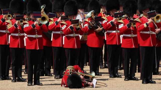 Guardias británicos se desmayaron en un ensayo al rayo del sol