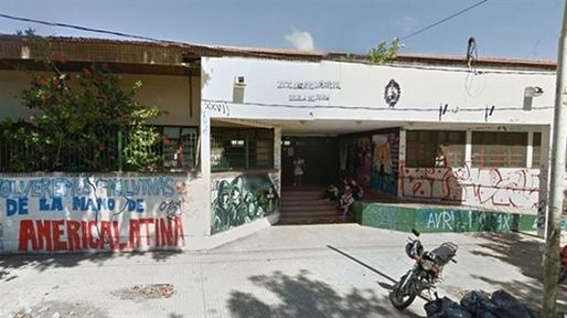 Una directora obliga a arrodillarse para poder ir al baño