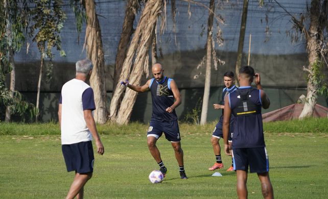 Central tendrá en la zaga central titular a Carlos Quintana