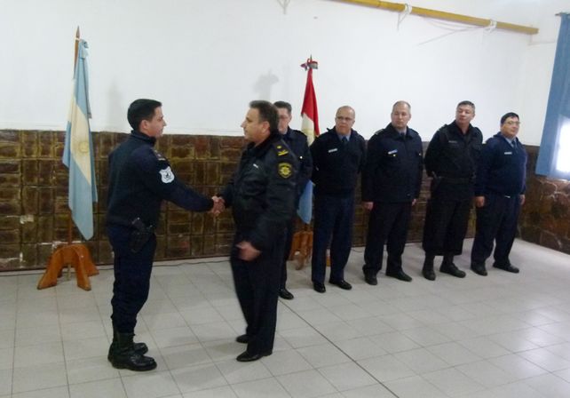 Asunción del comisario Hernán Ferrero (izquierda) es puesto en funciones por el comisario inspector Adrián Rodríguez