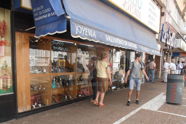 Tras un lunes de persianas bajas y vidrieras tapadas, abre el comercio