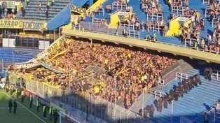 En el Gigante. Los hinchas de Peñarol arrojaron bengalas y los de Central&nbsp; respondieron lanzando vallas.