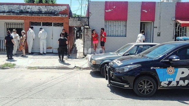 La mujer fue hallada muerta en su departamento