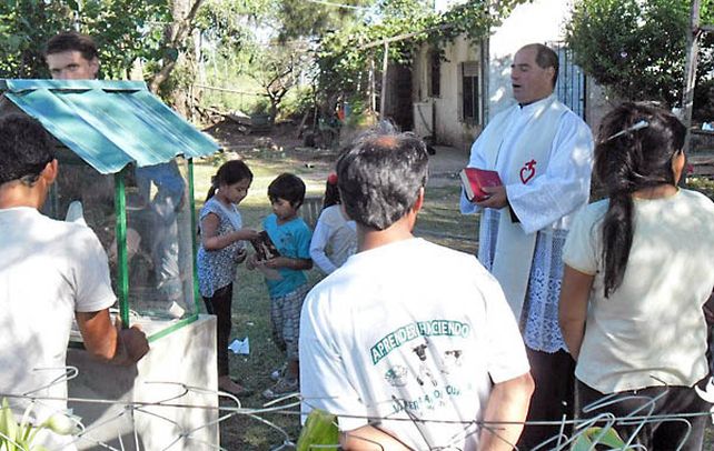 Oremos. Viña dirigiendo un rezo a la Virgen en el patio de una vivienda del barrio Cambaceres