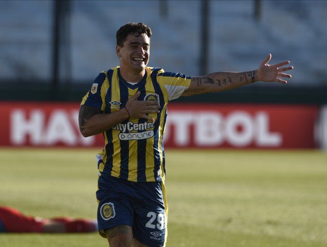 Luca Martínez Dupuy le pone euforia al festejo tras el gol convertido en cancha de Arsenal.