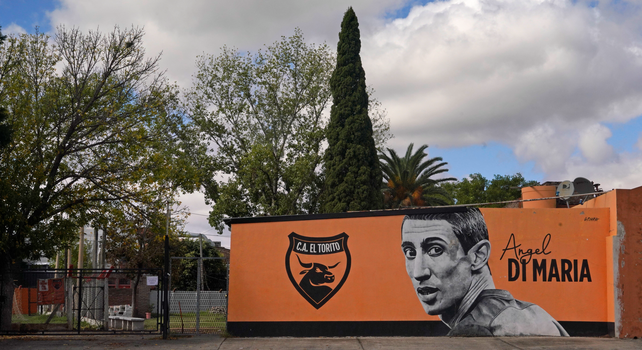 El mural en el Club El Torito en homenaje a Ángel Di María.