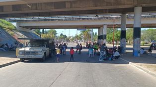 Los manifestantes debajo del puente de Ayacucho y Circunvalación. Desde allí les arrojaron una bomba de estruendo.&nbsp;