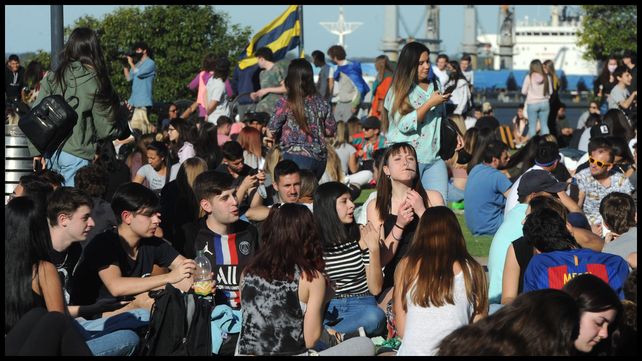 Cientos de jóvenes eligieron el parque de las Colectividades para recrearse.
