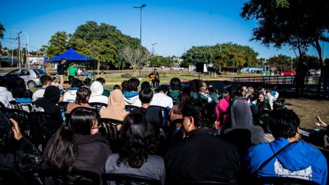 Alumnos de Paraná participaron de una actividad sobre Borges en la plaza que lleva su nombre