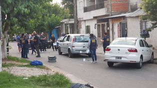 Lo asesinan de tres balazos adentro de su vehículo y se escapan caminando