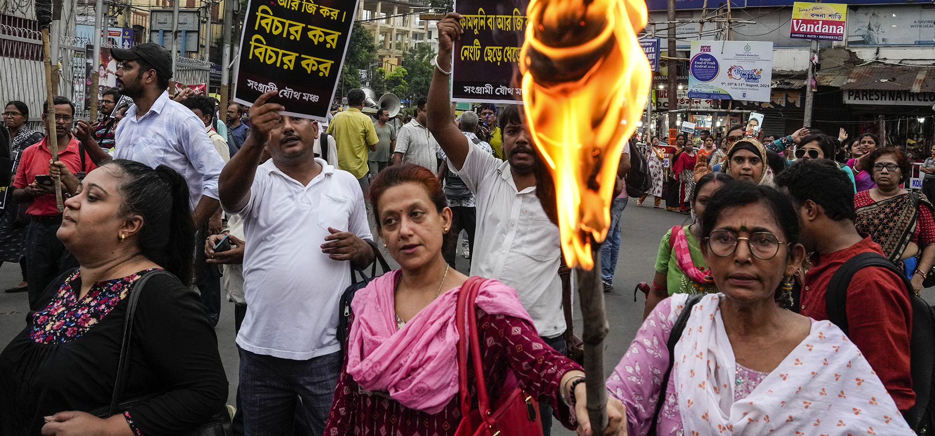 Activistas de distintas organizaciones humanitarias y políticas y profesionales médicos participan en una manifestación con carteles y antorchas exigiendo una intervención adecuada del gobierno y un castigo ejemplar a los culpables de la violación y muerte de una joven médica, en Calcuta, India, el martes 13 de agosto de 2024. (Foto AP/Bikas Das) Activistas de distintas organizaciones humanitarias y políticas y profesionales médicos participan en una manifestación con carteles y antorchas exigiendo una intervención adecuada del gobierno y un castigo ejemplar a los culpables de la violación y muerte de una joven médica, en Calcuta, India, el martes 13 de agosto de 2024. (Foto AP/Bikas Das)