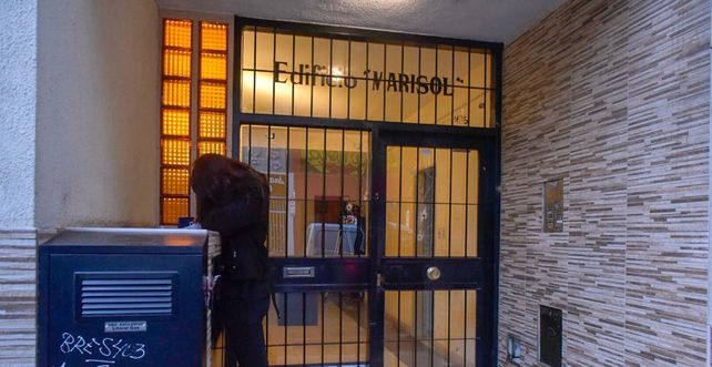 Dos hombres en moto atacaron a balazos el frente de un edificio a una cuadra de Tribunales