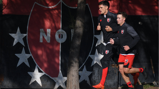 Tomás Jacob y Brian Calderara trotan durante la primera práctica del plantel del Ogro Fabbiani.