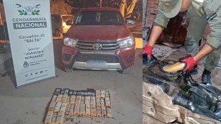 Incautaron 136 kilos de cocaína que llevaban dos vehículos en el tanque