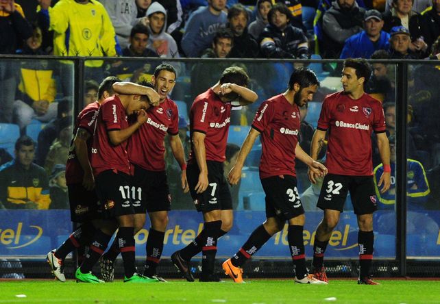El festejo de los jugadores de Newells tras el gol de Mauricio Tevez a Boca en la Bombonera en 2014.