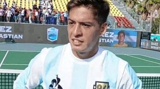 Sebastián Báez con la camiseta de Maradona