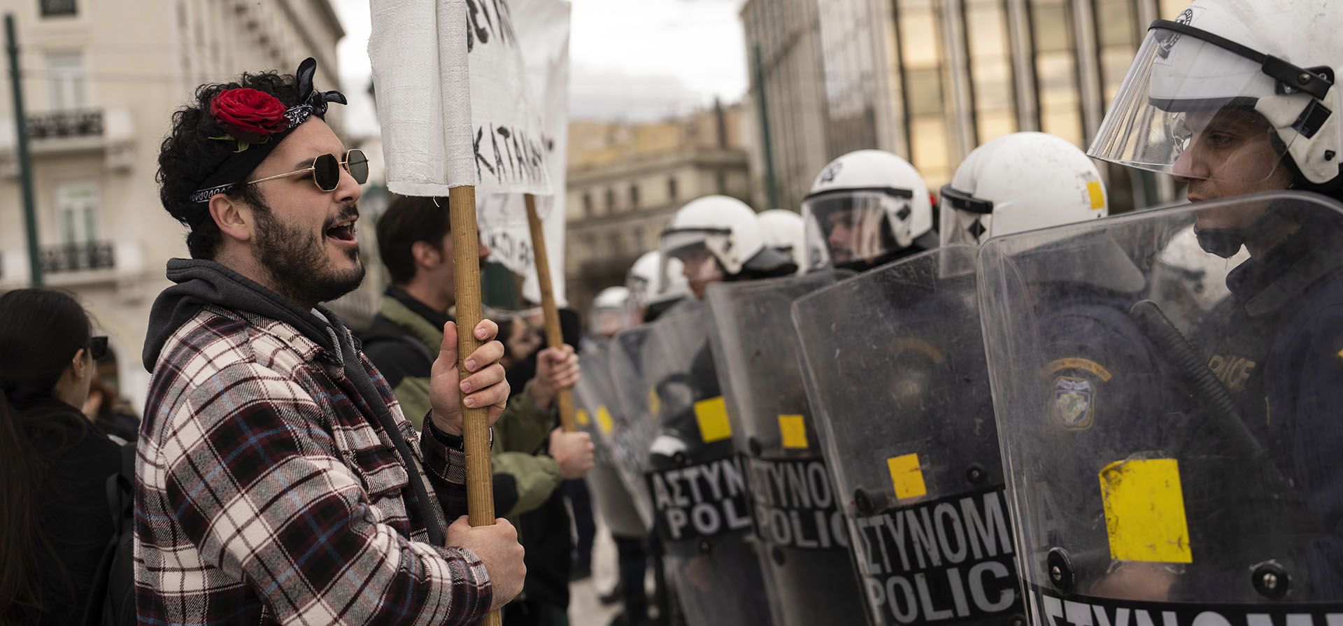Artistas, estudiantes de artes y músicos protestan por segundo día frente al parlamento griego en Atenas, el viernes 3 de febrero de 2023, contra los cambios en un sistema de calificación laboral del gobierno utilizado para establecer escalas salariales y para la contratación de funcionarios públicos. (Foto AP/ Petros Giannakouris)