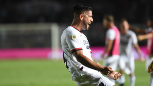 Jorge Recalde celebra con una sonrisa el gol que le convirtió a Colón en Santa Fe.