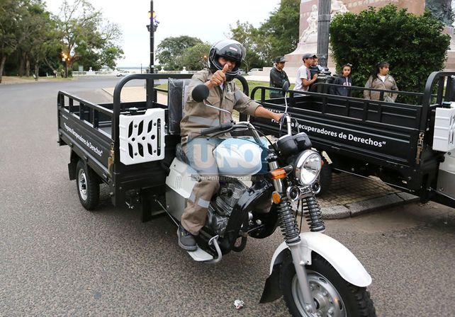 Entregaron motocarros a 23 familias