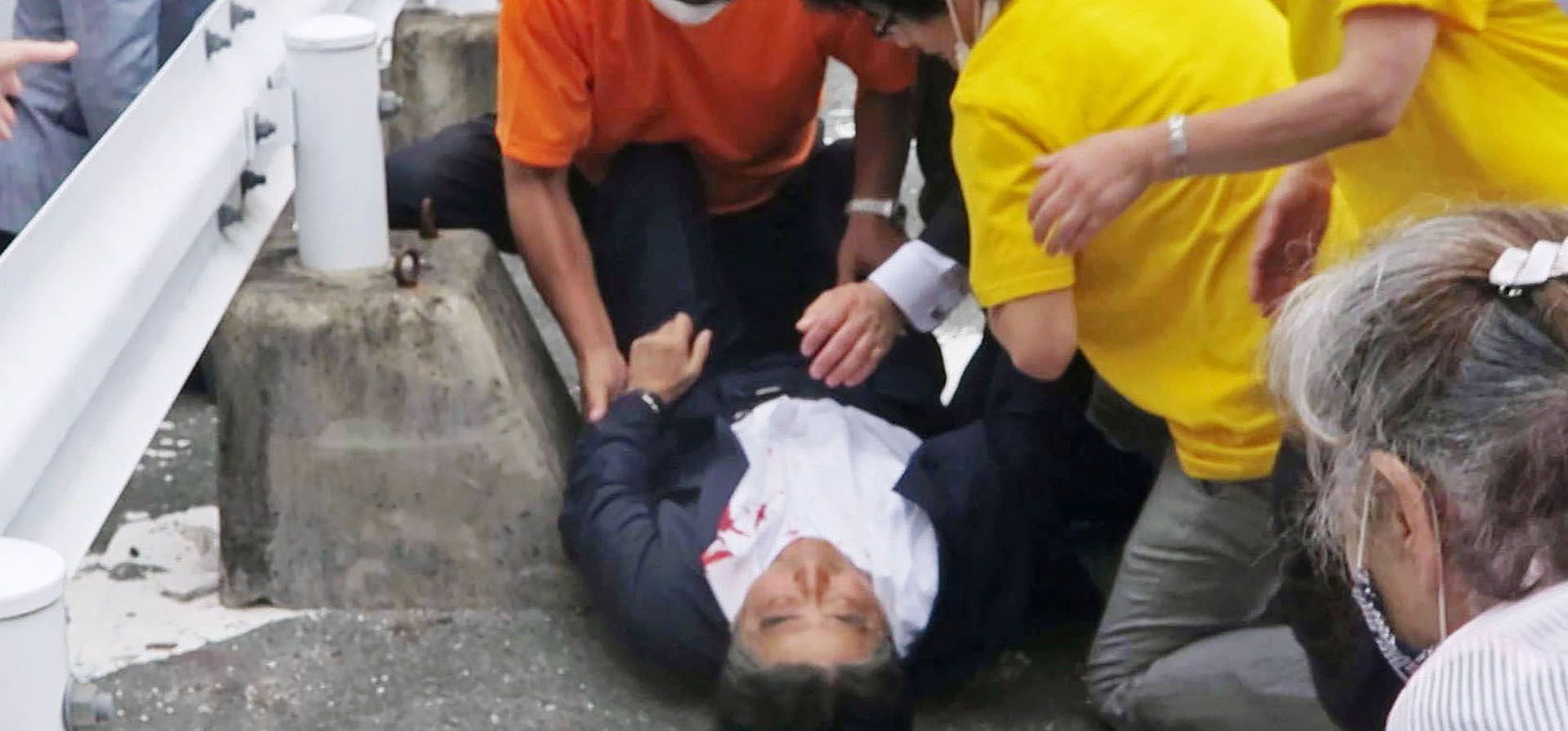 En esta imagen de un video, el exprimer ministro de Japón, Shinzo Abe, yace en la calle, en Nara, Japón, el viernes 8 de julio de 2022. El expremier fue ultimado en la calle mientras daba un discurso de campaña.
