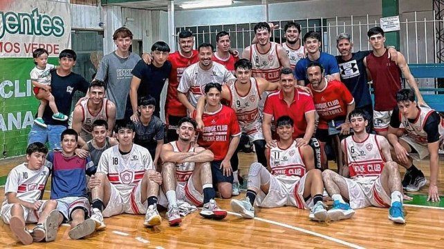 El festejo de los jugadores y cuerpo técnico de Quique tras la victoria ante Ciclista