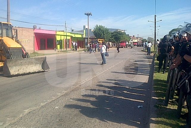 El desalojo que lleva adelante la Municipalidad y que cuenta con la presencia policial. /Gentileza @Veroensinas