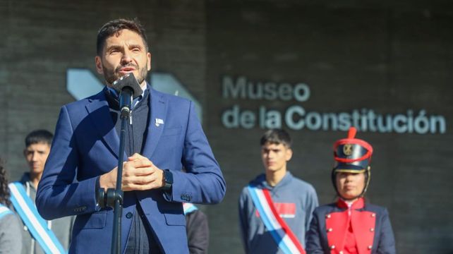 El gobernador encabezó un acto de promesa de lealtad a la Constitución Nacional por parte de estudiantes secundarios.