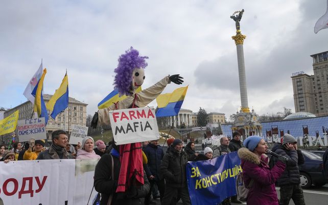 Manifestantes se reúnen para protestar contra las restricciones de COVID-19 y los mandatos de vacunas en Kiev