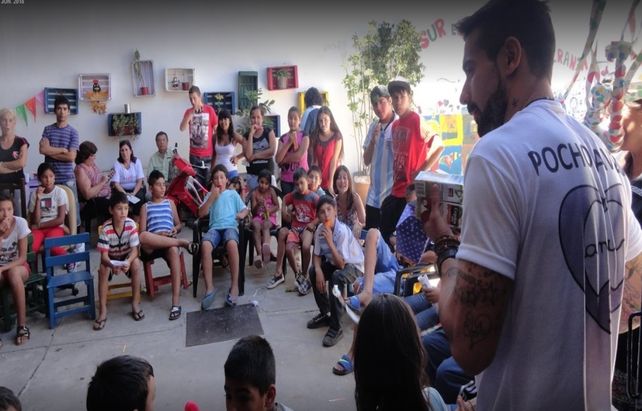 Presente. Hizo una donación en Villa Gobernador Galvez. Lavezzi charlando con los chicos que ayuda en la Asociación Civil Niños del Sur. (Ansur). Hizo una donación en Villa Gobernador Galvez