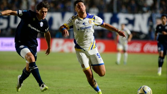 El gesto de Alejo Veliz lo dice todo. Se esfuerza pero no puede. Central y un mal paso ante Independiente Rivadavia.