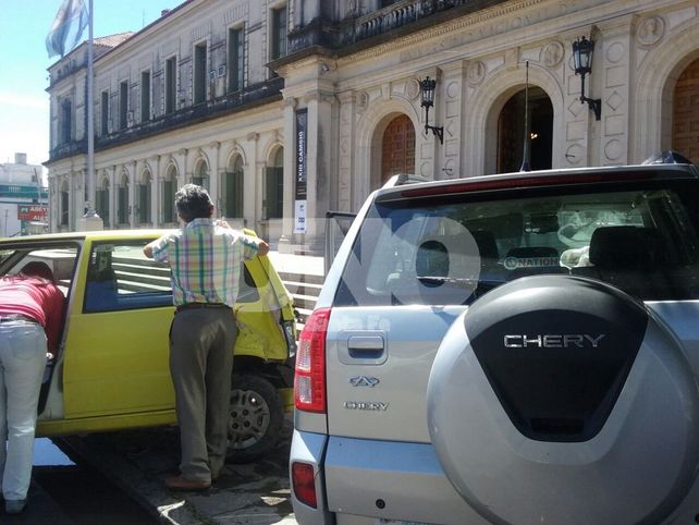 Impresionante choque en la puerta del rectorado de la UNL