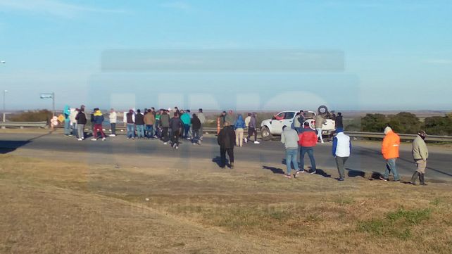 Pescadores protestan en el puente Victoria - Rosario por mayor cupo&nbsp;
