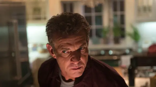 Dennis Quaid interpreta a un psicópata en Intruso, thriller furor en Netflix