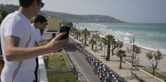 Ciclistas recorren la costa durante la undécima etapa del Giro de Italia
