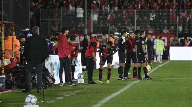 Un dolorido Facundo Guch debió retirarse del campo de juego durante el segundo tiempo.