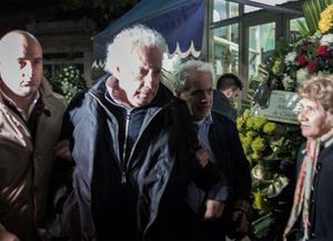 El abrazo de reencuentro entre Coppola y Maradona en el sepelio de Don Diego
