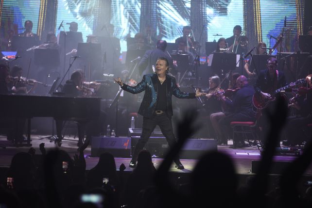 Tirá para arriba. Miguel Mateos tocó en El Círculo junto a una orquesta sinfónica de artistas locales.