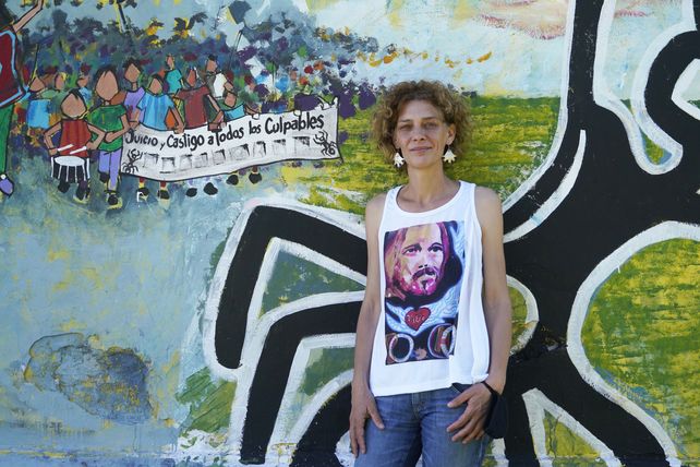 Celeste Lepratti posa junto a un mural que recuerda la lucha social de su hermano Pocho