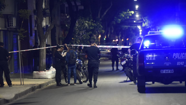 Conmoción en la zona de guardia del Hospital Provincial por calle Zeballos tras el asesinato de un policía.&nbsp;