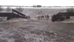 Espectacular derrumbe del puente del Belgrano Cargas en Soldini por la crecida del Saladillo