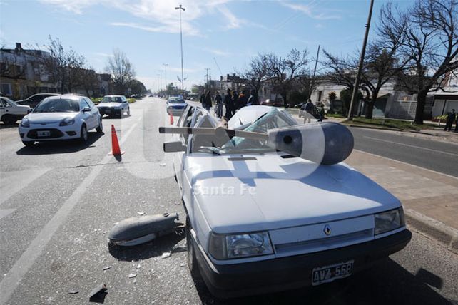 Cayó una columna de luz sobre un auto en López y Planes y P. Zenteno